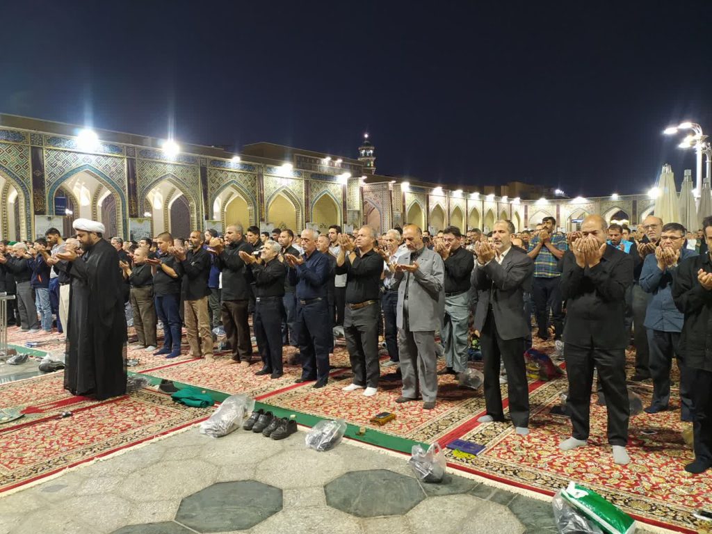 نماز اربعین حسینی در خیابان های منتهی به حرم امام رضا(ع) اقامه شد