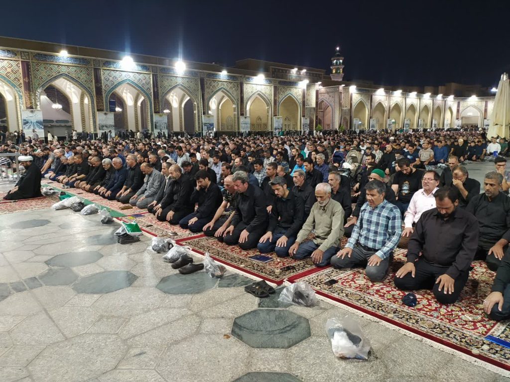 نماز اربعین حسینی در خیابان های منتهی به حرم امام رضا(ع) اقامه شد