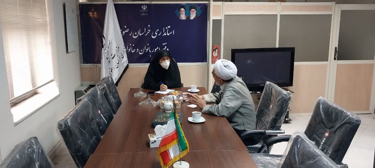 مدیر ستاد اقامه نماز در جلسه ای با مدیرکل امور بانوان استانداری به بحث و تبادل نطر پرداخت