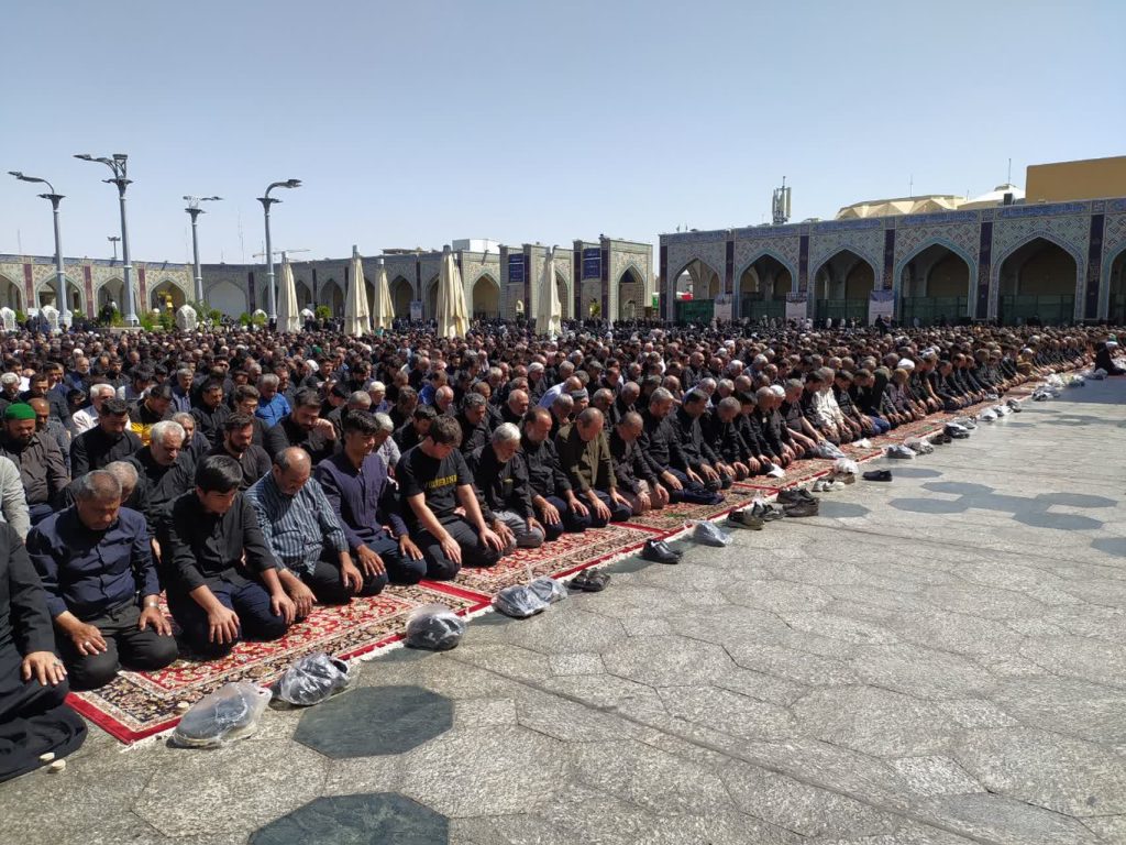 اقامه نماز ظهر و عصر شهادت امام رضا(ع) در مسیرهای منتهی به حرم مطهر رضوی