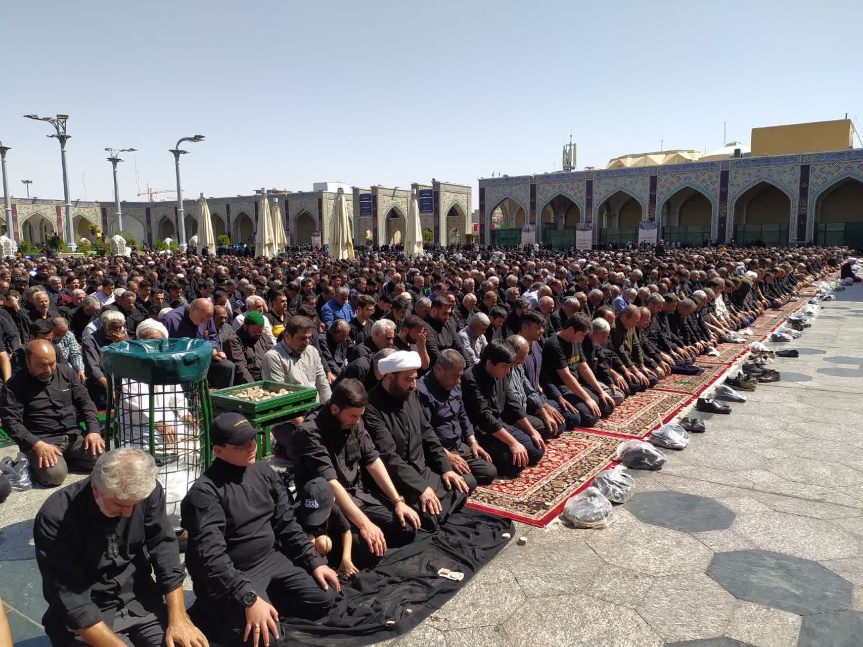 اقامه نماز ظهر و عصر شهادت امام رضا(ع) در مسیرهای منتهی به حرم مطهر رضوی