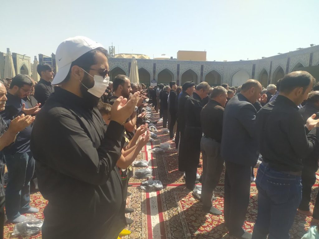 اقامه نماز ظهر و عصر شهادت امام رضا(ع) در مسیرهای منتهی به حرم مطهر رضوی
