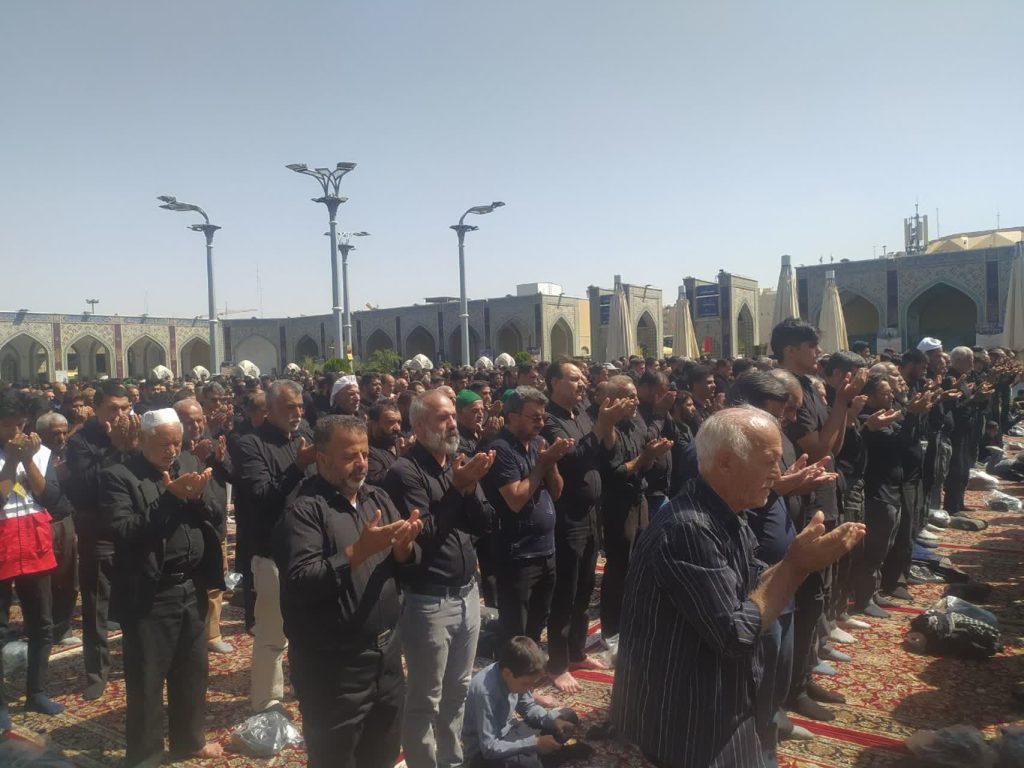 اقامه نماز ظهر و عصر شهادت امام رضا(ع) در مسیرهای منتهی به حرم مطهر رضوی