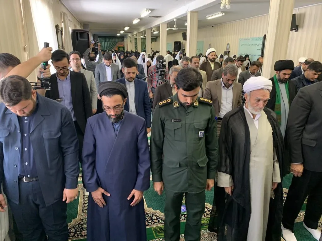 اقامت نماز ظهر و عصر در مراسم "زنگ نماز دانش آموزی" به امامت حضرت آیتالله علم الهدی نماینده ولی فقیه و امام جمعه مشهدمقدس