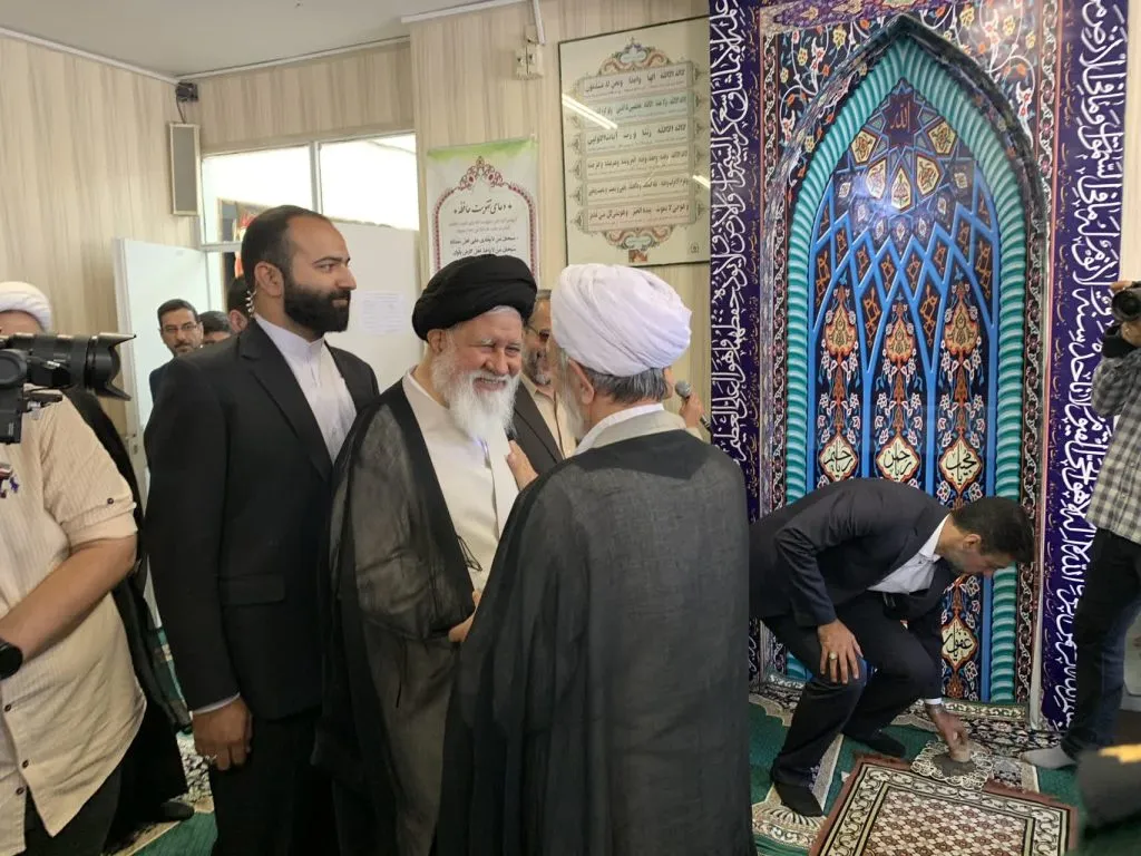 اقامت نماز ظهر و عصر در مراسم "زنگ نماز دانش آموزی" به امامت حضرت آیتالله علم الهدی نماینده ولی فقیه و امام جمعه مشهدمقدس