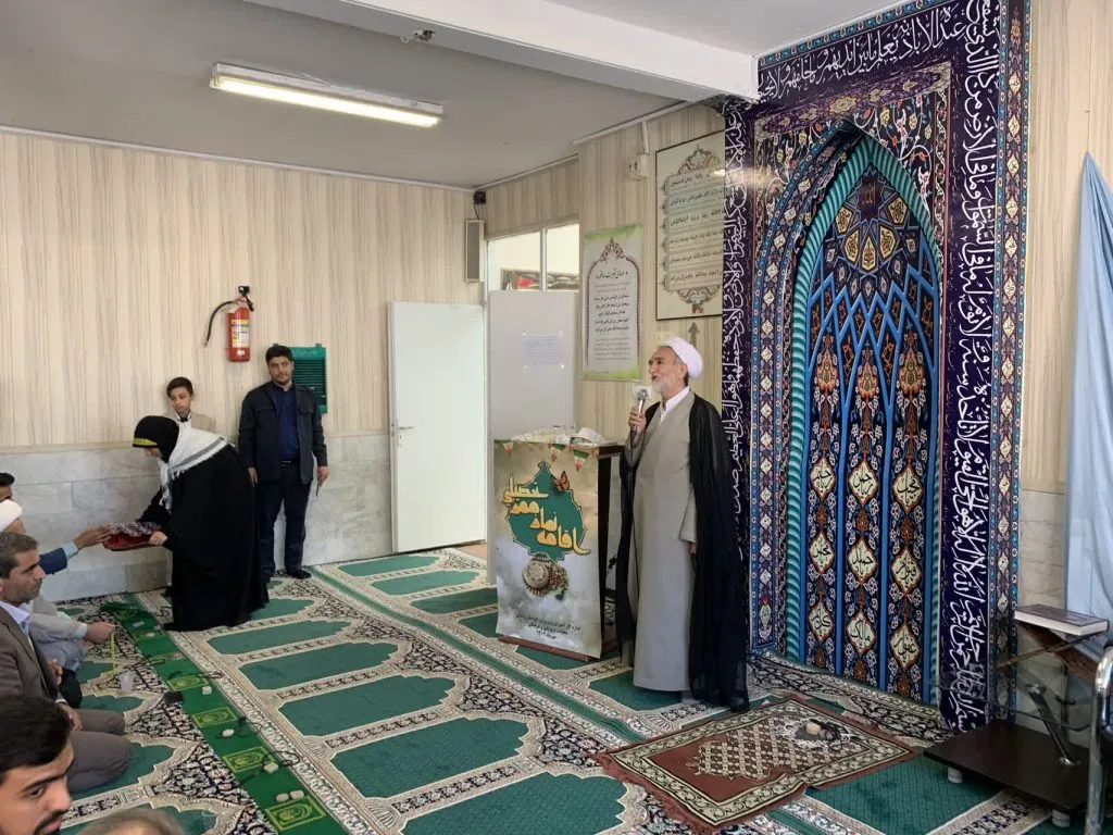 اقامت نماز ظهر و عصر در مراسم "زنگ نماز دانش آموزی" به امامت حضرت آیتالله علم الهدی نماینده ولی فقیه و امام جمعه مشهدمقدس
