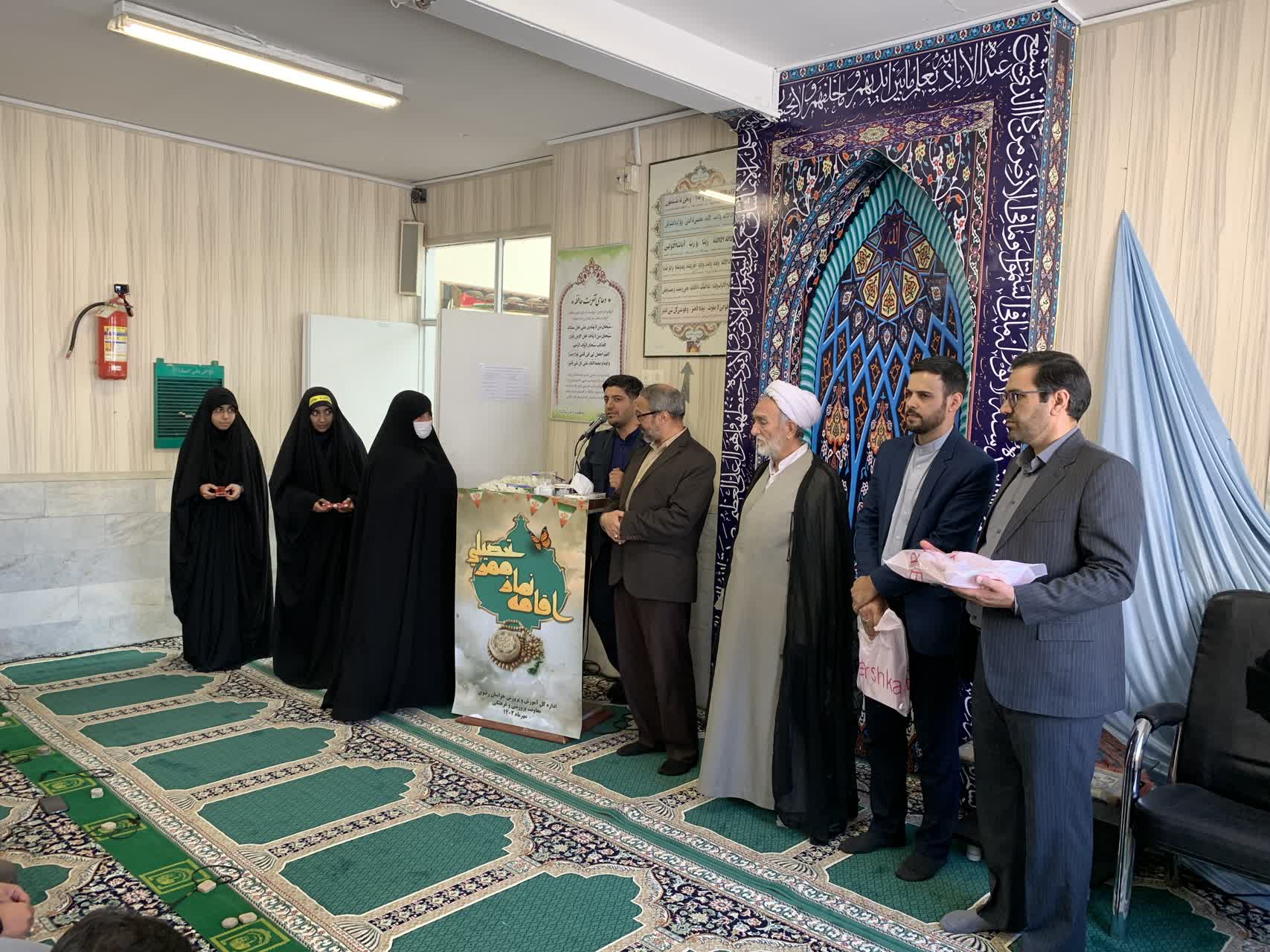 اقامت نماز ظهر و عصر در مراسم "زنگ نماز دانش آموزی" به امامت حضرت آیتالله علم الهدی نماینده ولی فقیه و امام جمعه مشهدمقدس
