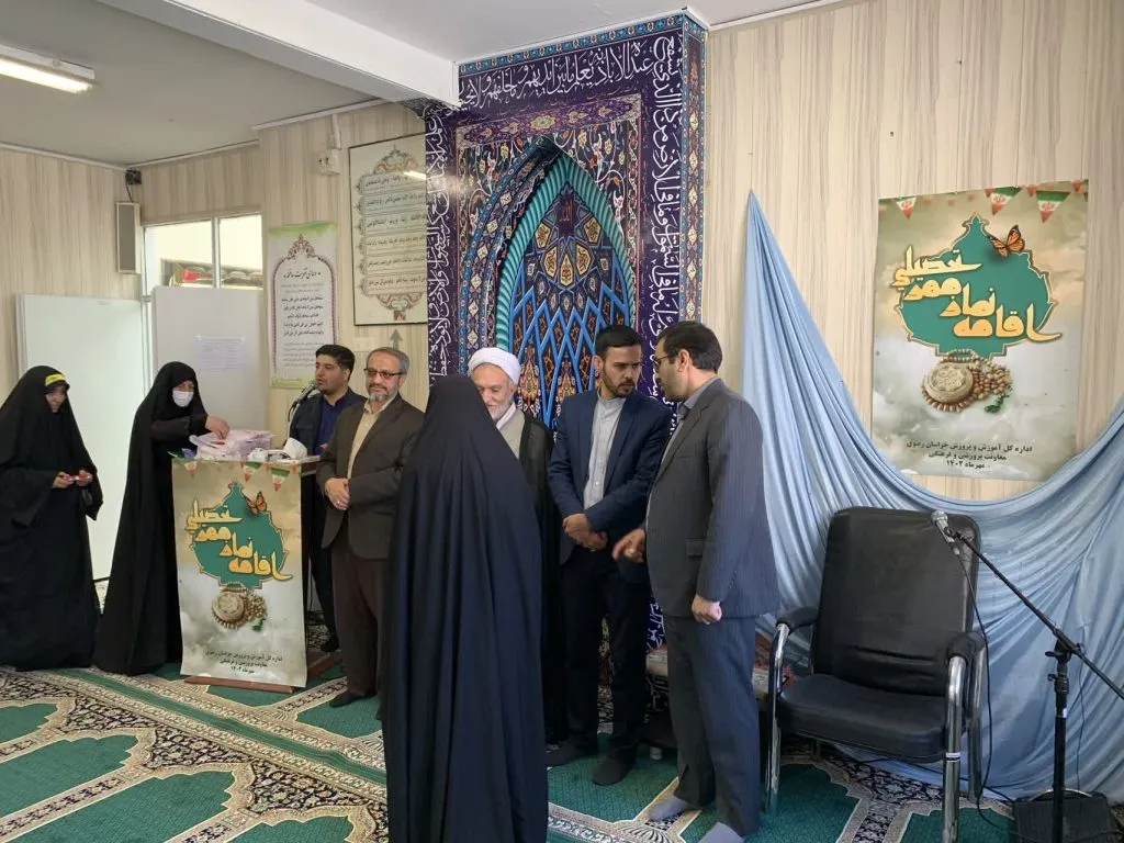 اقامت نماز ظهر و عصر در مراسم "زنگ نماز دانش آموزی" به امامت حضرت آیتالله علم الهدی نماینده ولی فقیه و امام جمعه مشهدمقدس