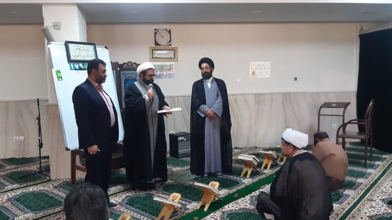 تقدیر از امام جماعت شرکت گاز قم