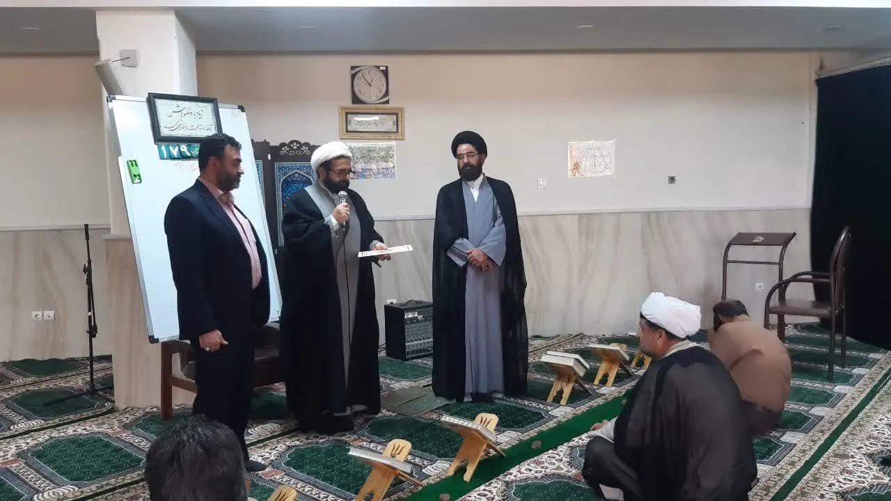 تقدیر از امام جماعت شرکت گاز قم