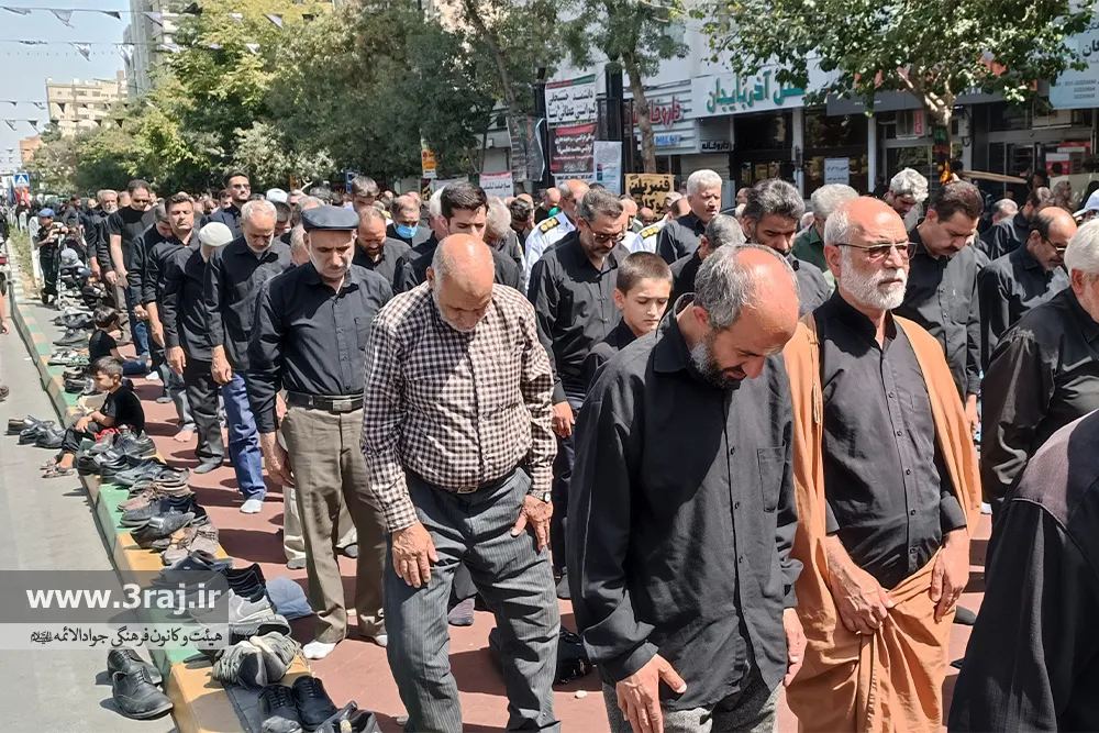 نماز جماعت روز رحلت پیامبر اکرم(ص) در محور های منتهی به حرم امام رضا(ع) اقامه شد