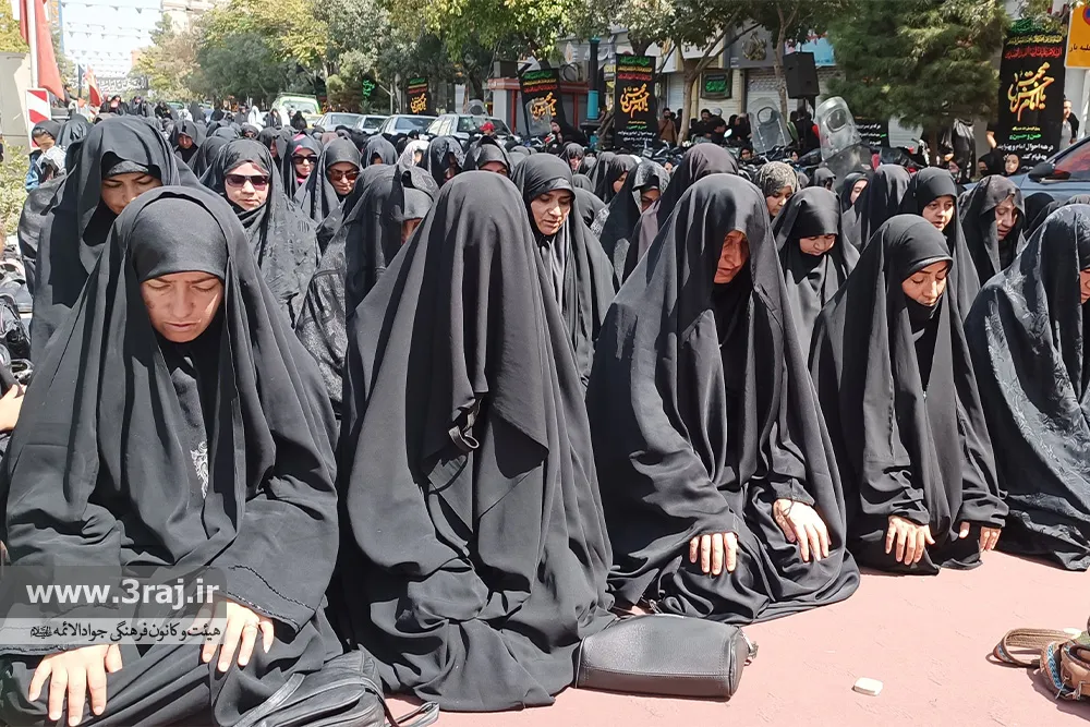 نماز جماعت روز رحلت پیامبر اکرم(ص) در محور های منتهی به حرم امام رضا(ع) اقامه شد