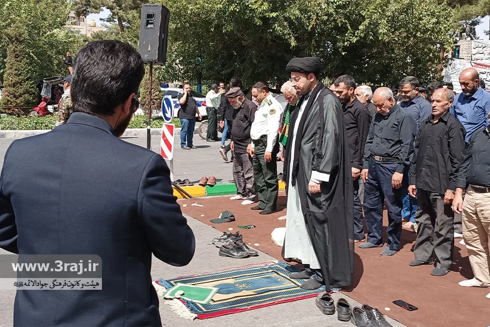 نماز جماعت روز رحلت پیامبر اکرم(ص) در محور های منتهی به حرم امام رضا(ع) اقامه شد