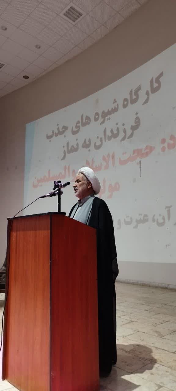 کارگاه شیوه های دعوت به نماز در قرارگاه عملیاتی لشکر ۸۱ زرهی کرمانشاه برگزار شد