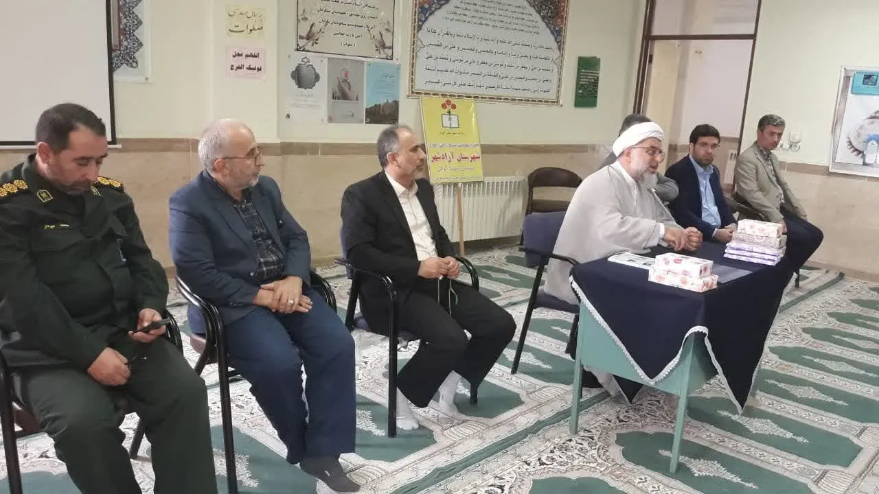 نشست دانش آموزی با موضوع نماز در مدارس شهرستان آزادشهر