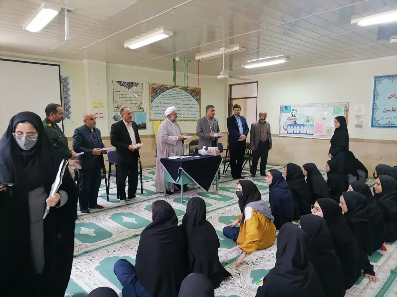 نشست دانش آموزی با موضوع نماز در مدارس شهرستان آزادشهر