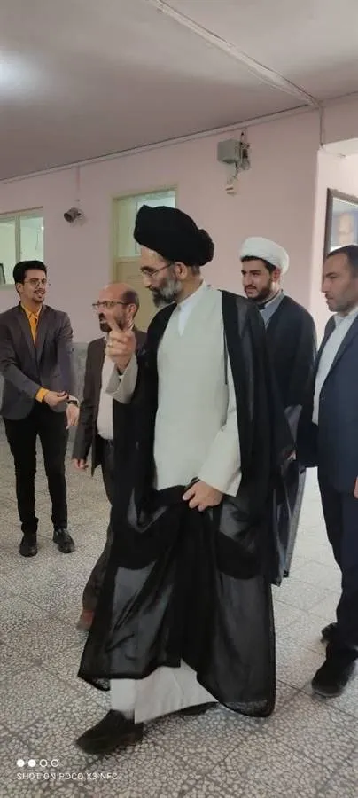 اقامه نماز جماعت امام جمعه کاشان در دبیرستان دخترانه نوریان کاشان