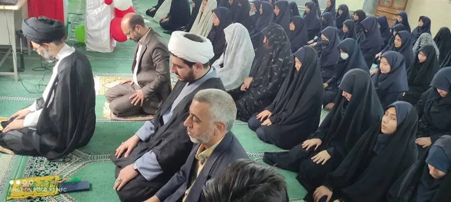 اقامه نماز جماعت امام جمعه کاشان در دبیرستان دخترانه نوریان کاشان