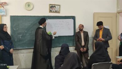 اقامه نماز جماعت امام جمعه کاشان در دبیرستان دخترانه نوریان کاشان