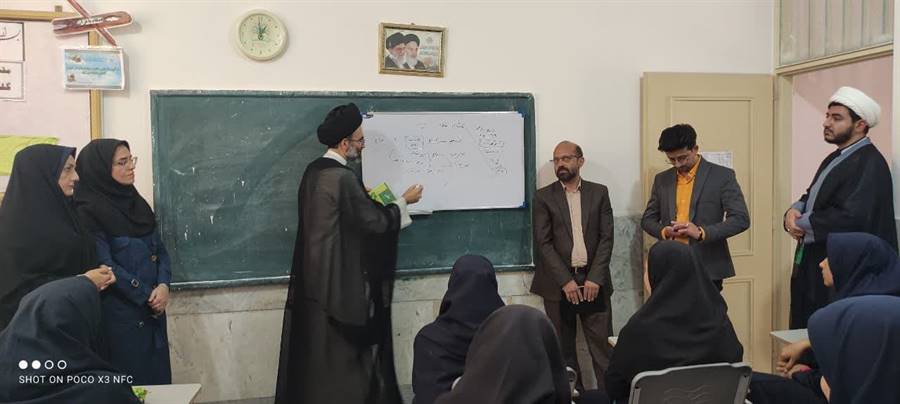 اقامه نماز جماعت امام جمعه کاشان در دبیرستان دخترانه نوریان کاشان