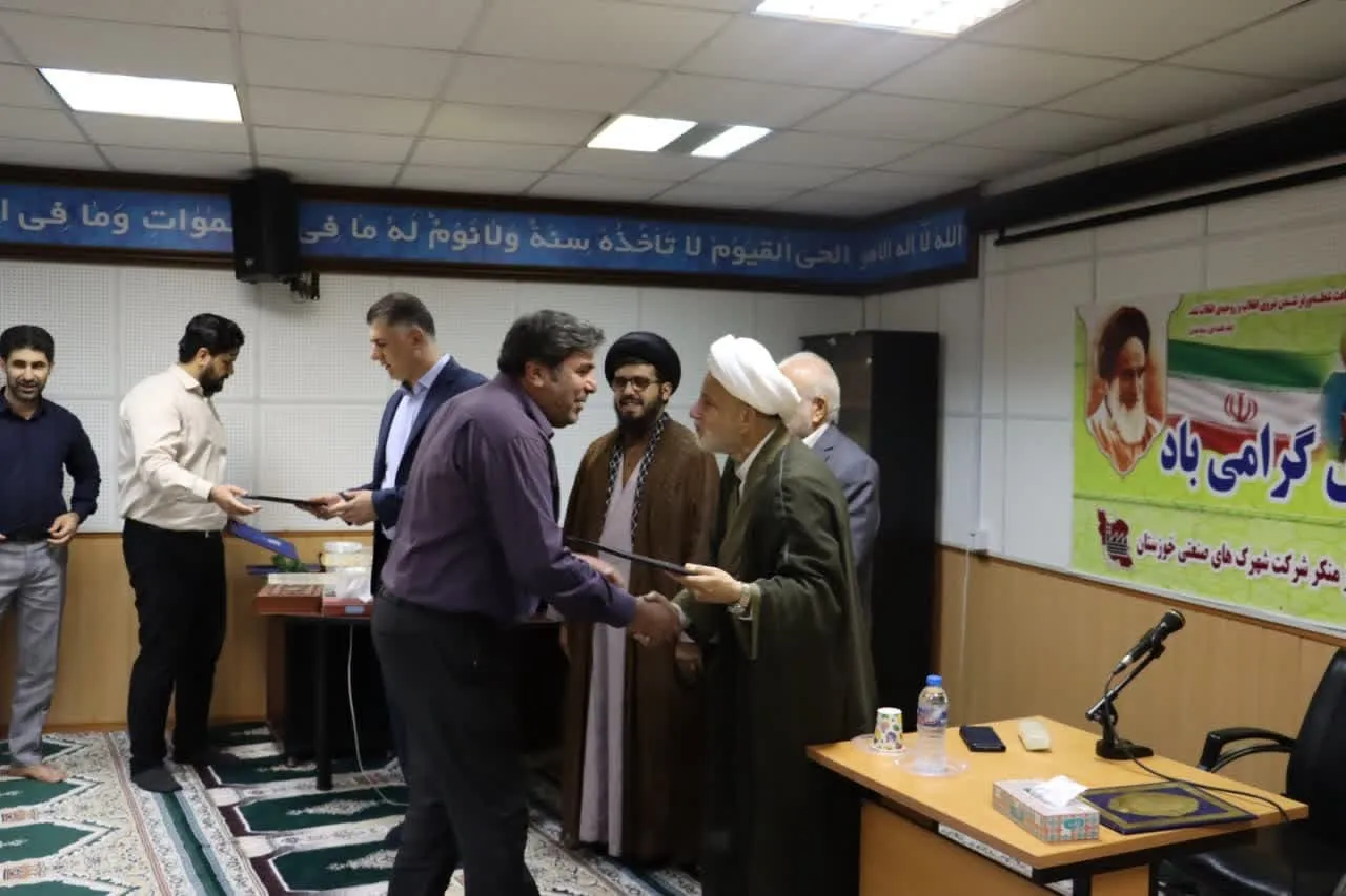 تجلیل از فعالین و خادمین نماز