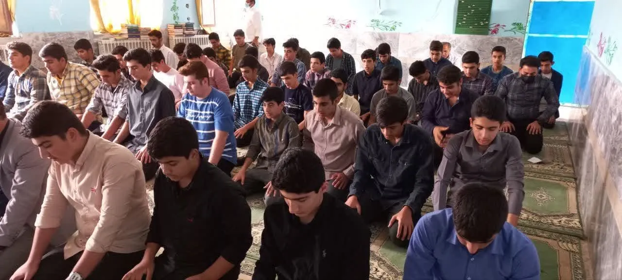 دعوت دانش آموزان به نماز توسط امام جمعه دهلران