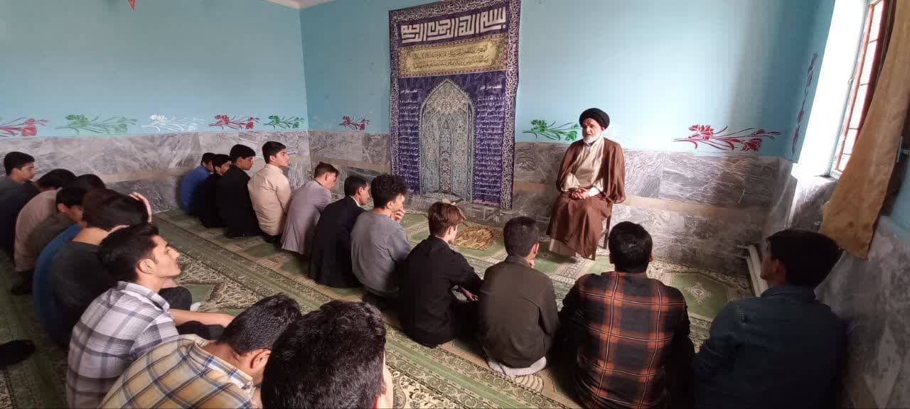 دعوت دانش آموزان به نماز توسط امام جمعه دهلران