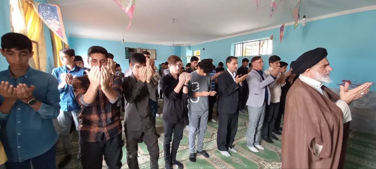 دعوت دانش آموزان به نماز توسط امام جمعه دهلران