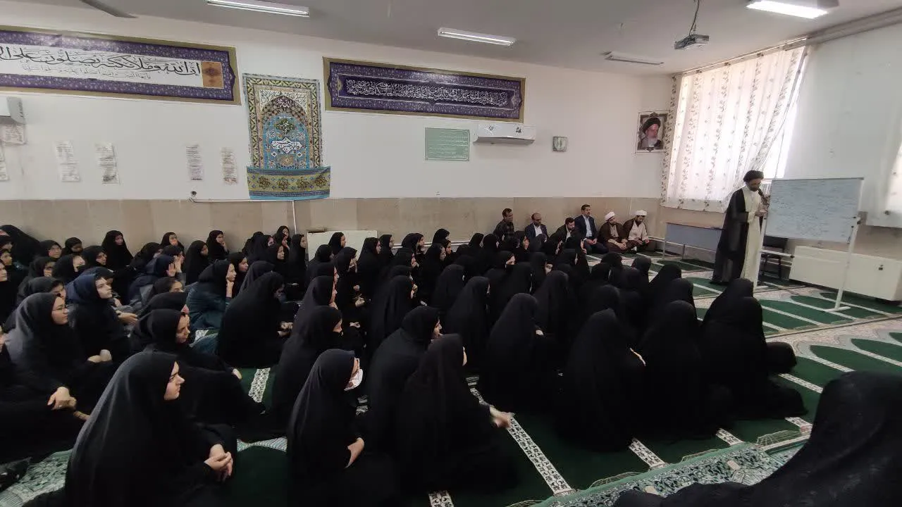 حضور در مدرسه دخترانه مصلحی کاشان