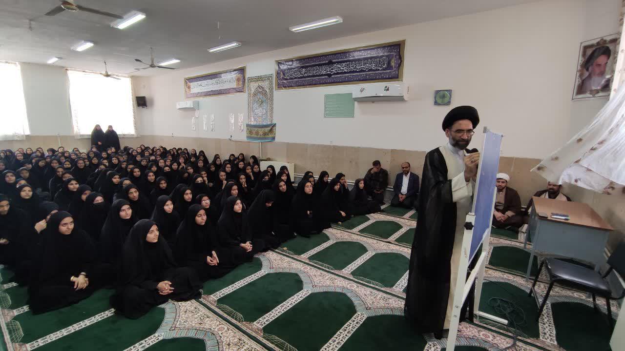 حضور در مدرسه دخترانه مصلحی کاشان