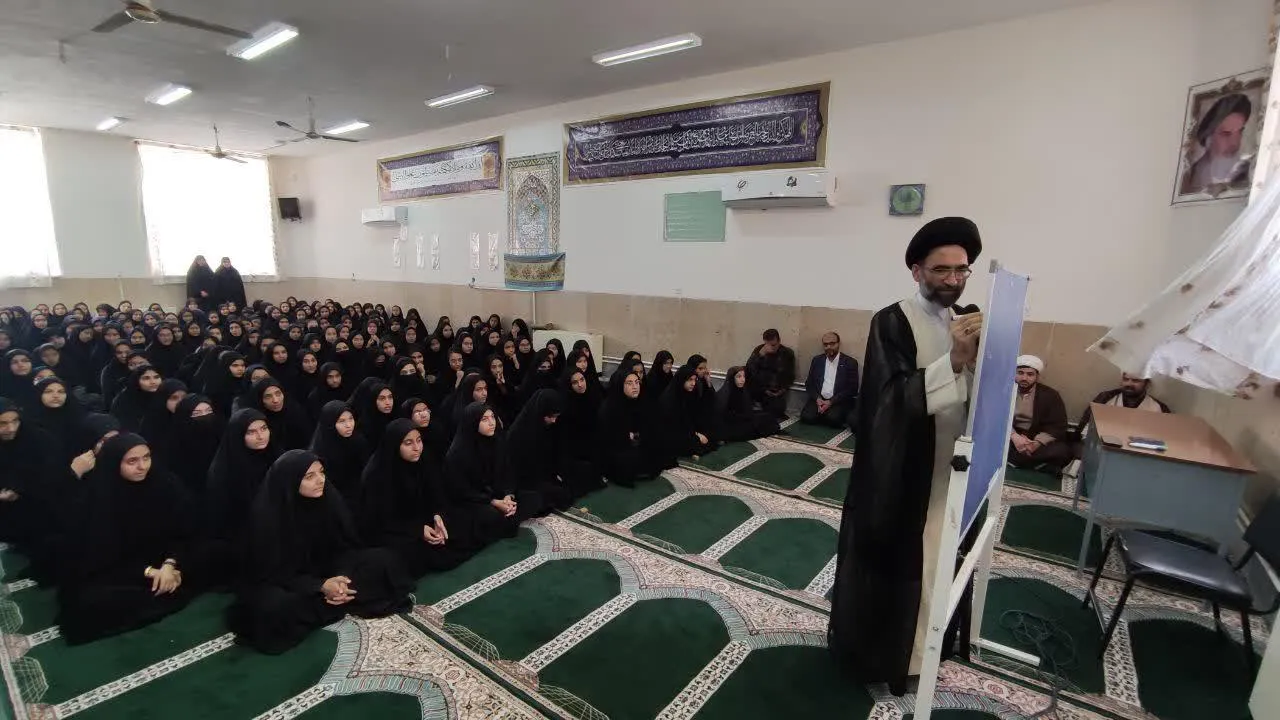 حضور در مدرسه دخترانه مصلحی کاشان