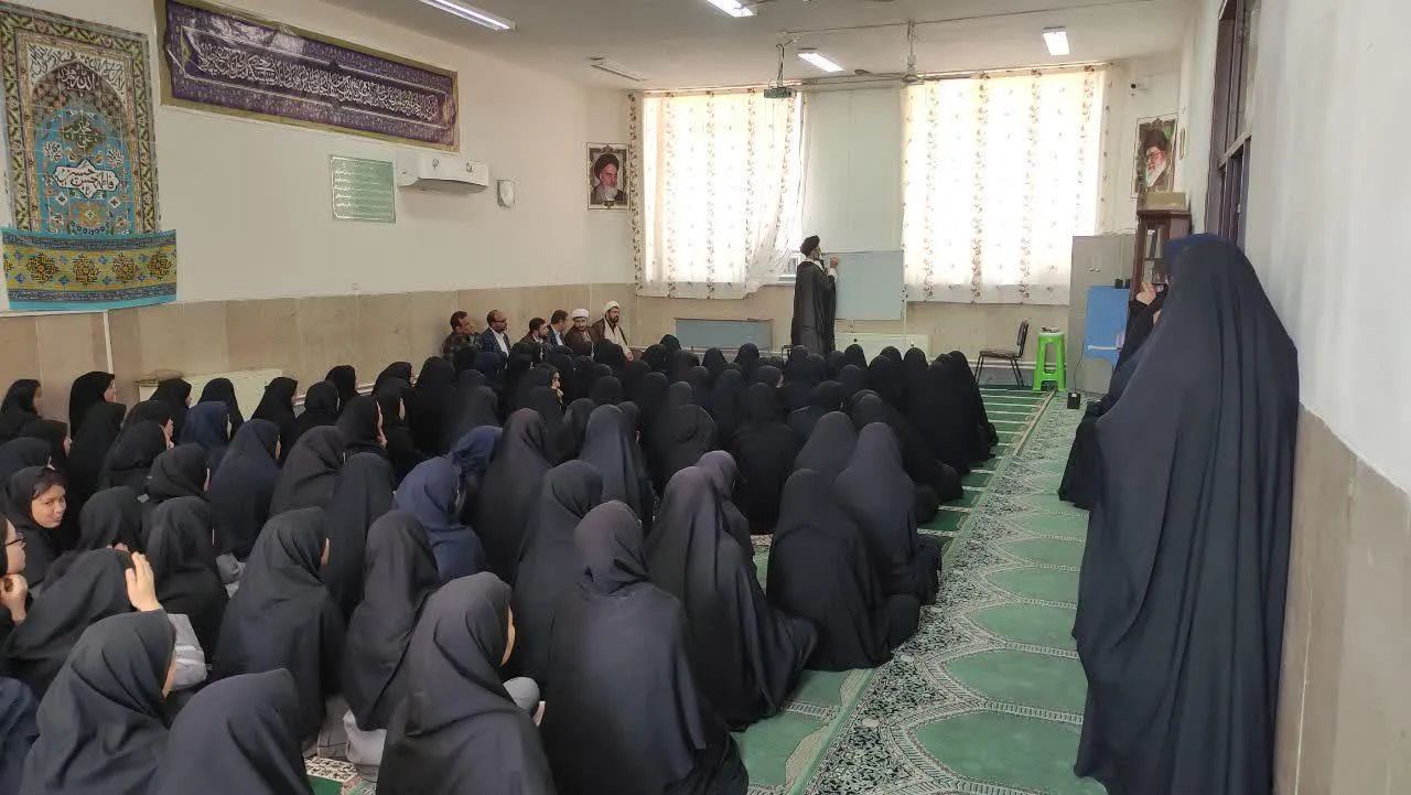 حضور در مدرسه دخترانه مصلحی کاشان