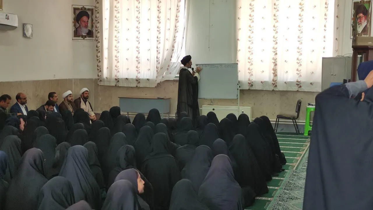 حضور در مدرسه دخترانه مصلحی کاشان