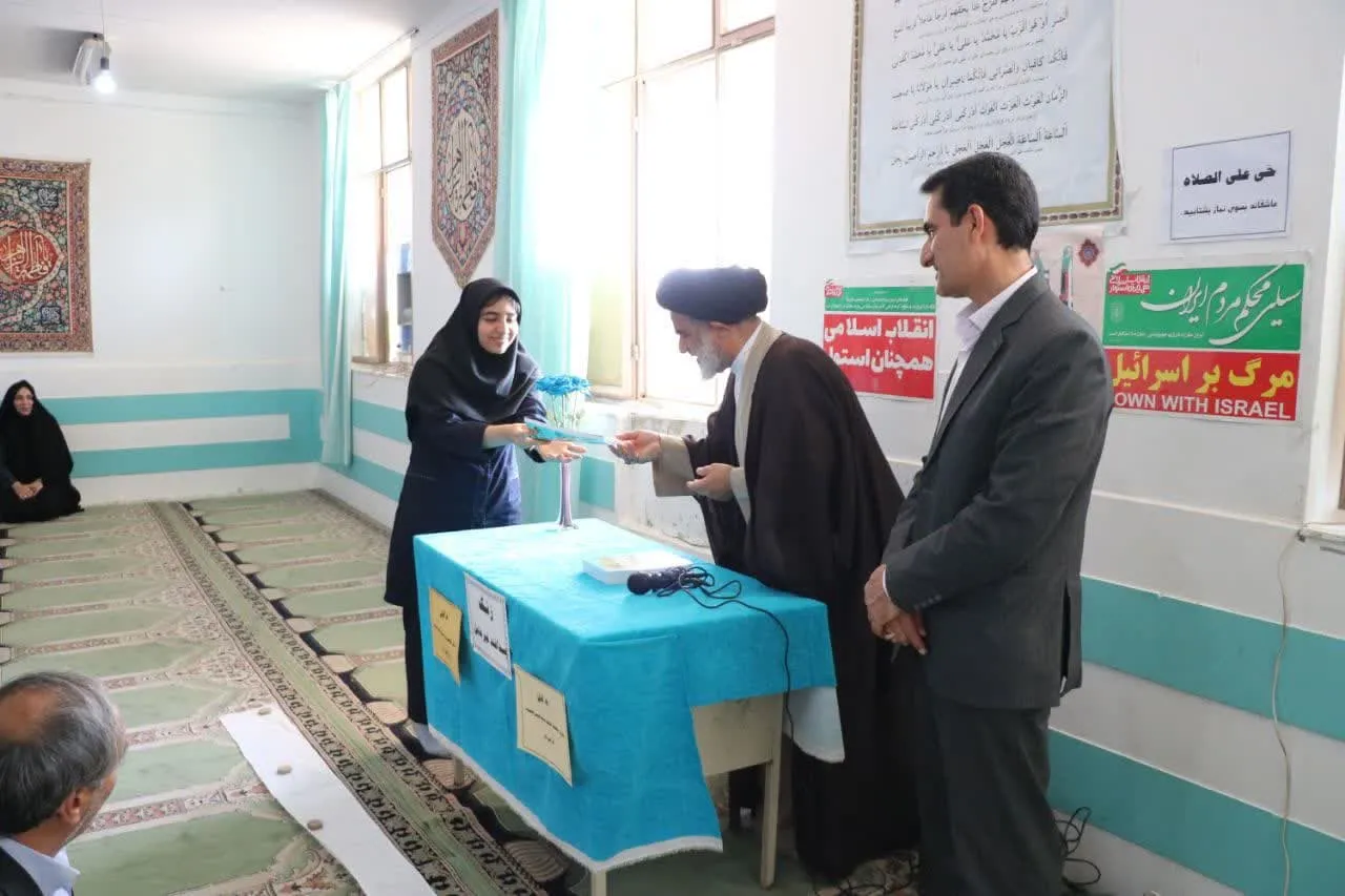 تجلیل از فعالین نماز دانش‌آموزی توسط امام جمعه شهرستان دهلران