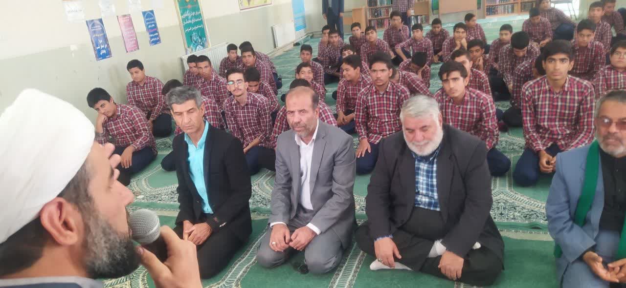 امام جمعه خور و بیابانک در دبیرستان امام خمینی(ره) اصفهان