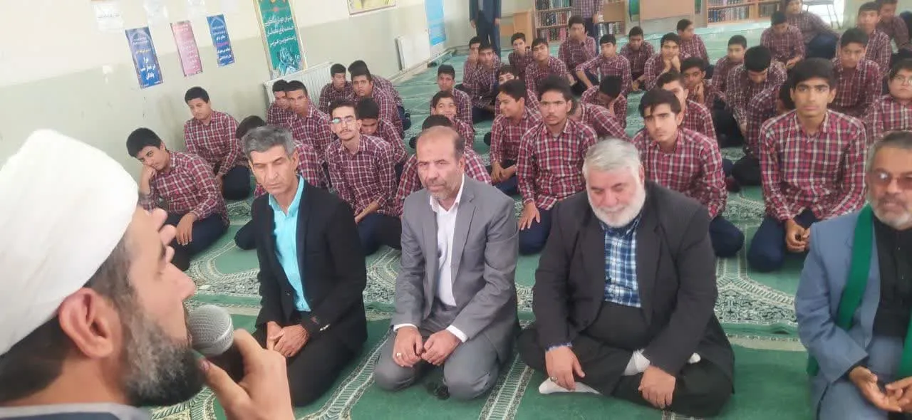 امام جمعه خور و بیابانک در دبیرستان امام خمینی(ره) اصفهان