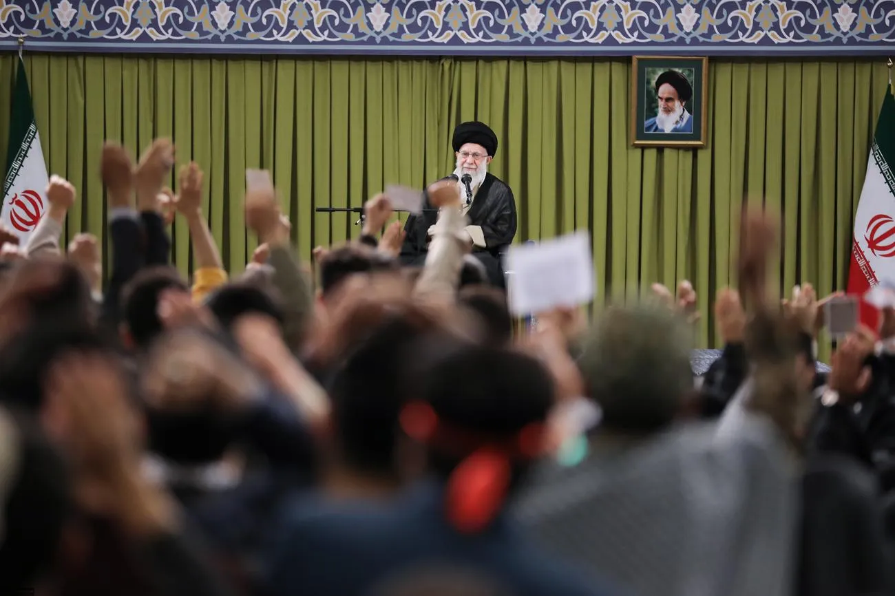 دیدار جمعی از دانشآموزان و دانشجویان با حضرت آیتالله خامنهای رهبر انقلاب اسلامی