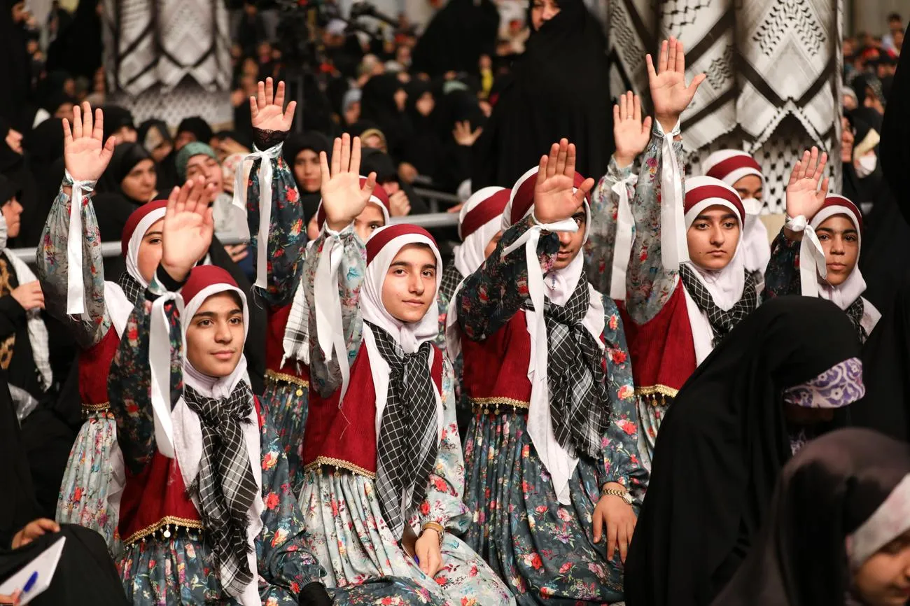دیدار جمعی از دانشآموزان و دانشجویان با حضرت آیتالله خامنهای رهبر انقلاب اسلامی