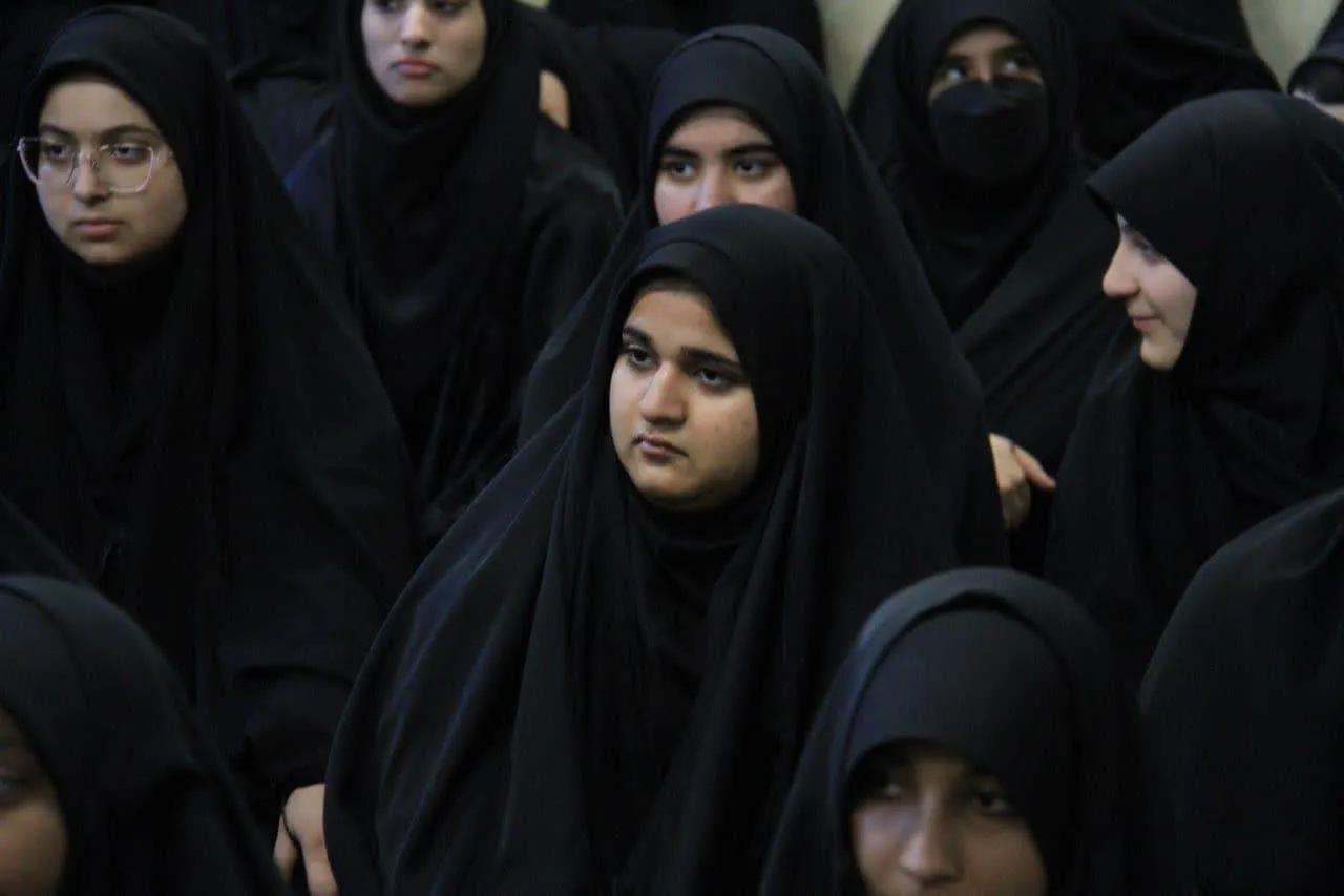 اقامه نماز جماعت دانش آموزی توسط نماینده ولی فقیه استان گلستان