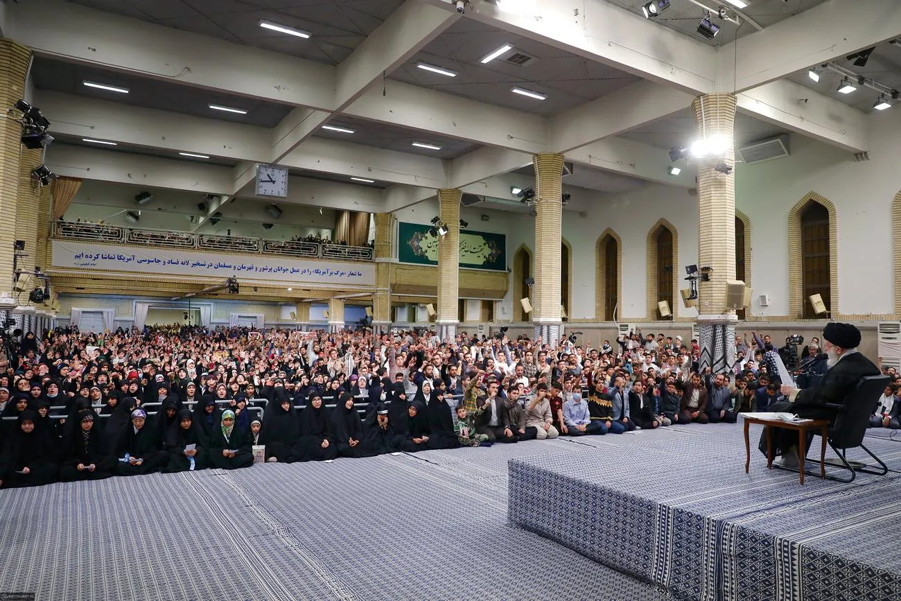 دیدار جمعی از دانشآموزان و دانشجویان با حضرت آیتالله خامنهای رهبر انقلاب اسلامی