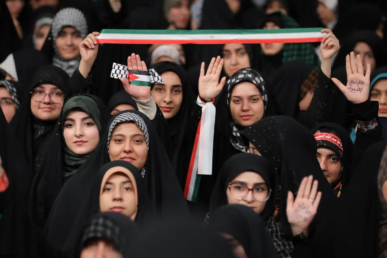 دیدار جمعی از دانشآموزان و دانشجویان با حضرت آیتالله خامنهای رهبر انقلاب اسلامی