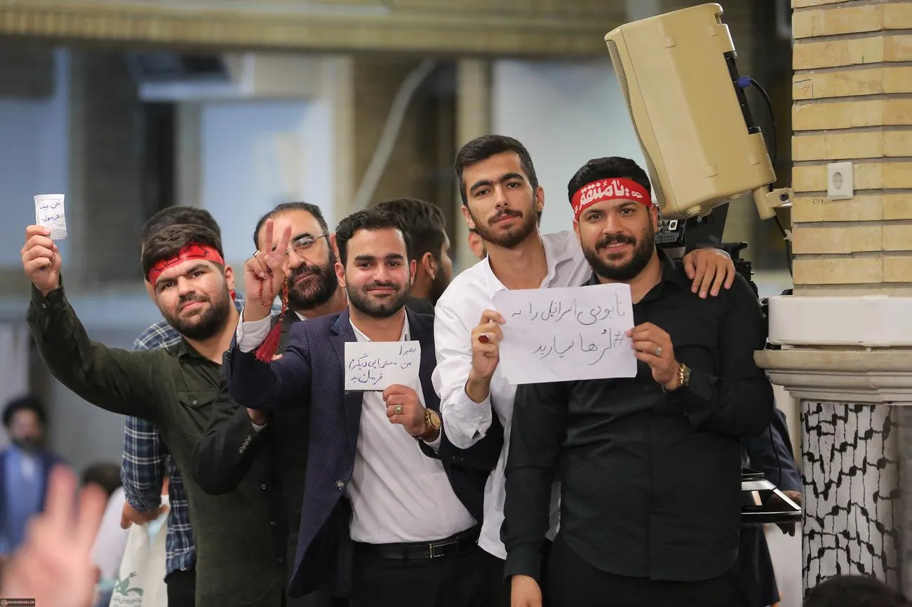دیدار جمعی از دانشآموزان و دانشجویان با حضرت آیتالله خامنهای رهبر انقلاب اسلامی