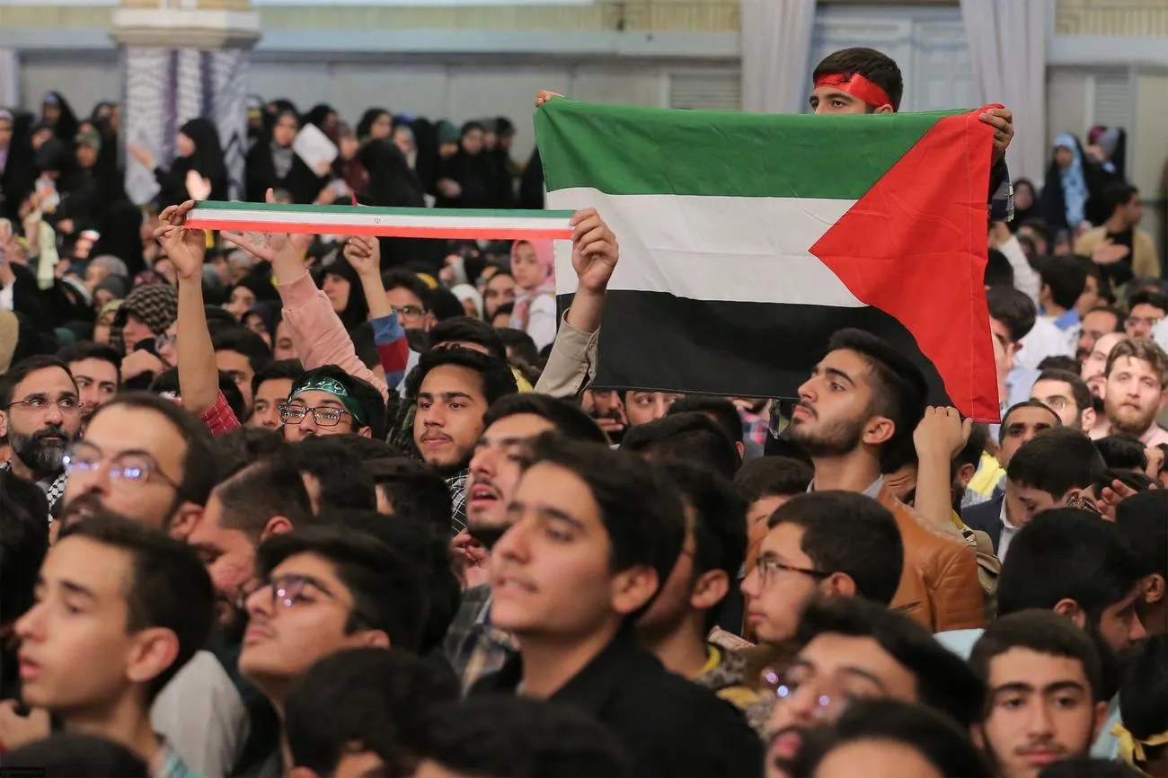 دیدار جمعی از دانشآموزان و دانشجویان با حضرت آیتالله خامنهای رهبر انقلاب اسلامی