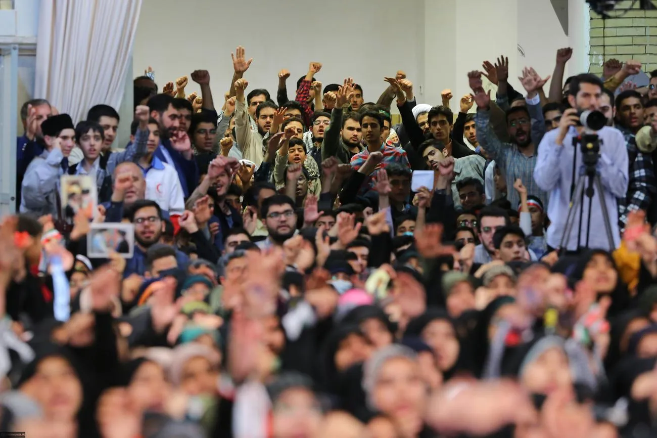 دیدار جمعی از دانشآموزان و دانشجویان با حضرت آیتالله خامنهای رهبر انقلاب اسلامی