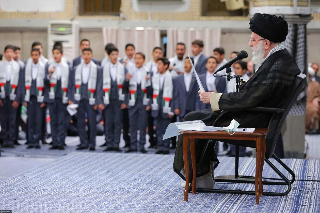 دیدار جمعی از دانشآموزان و دانشجویان با حضرت آیتالله خامنهای رهبر انقلاب اسلامی