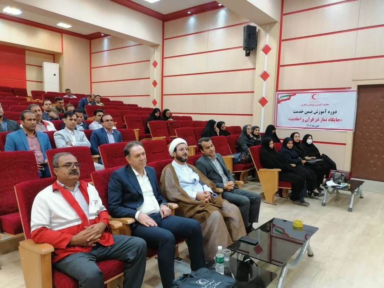 دوره آموزشی جایگاه نماز در قرآن و احادیث در جمعیت هلال احمر استان ایلام برگزار شد