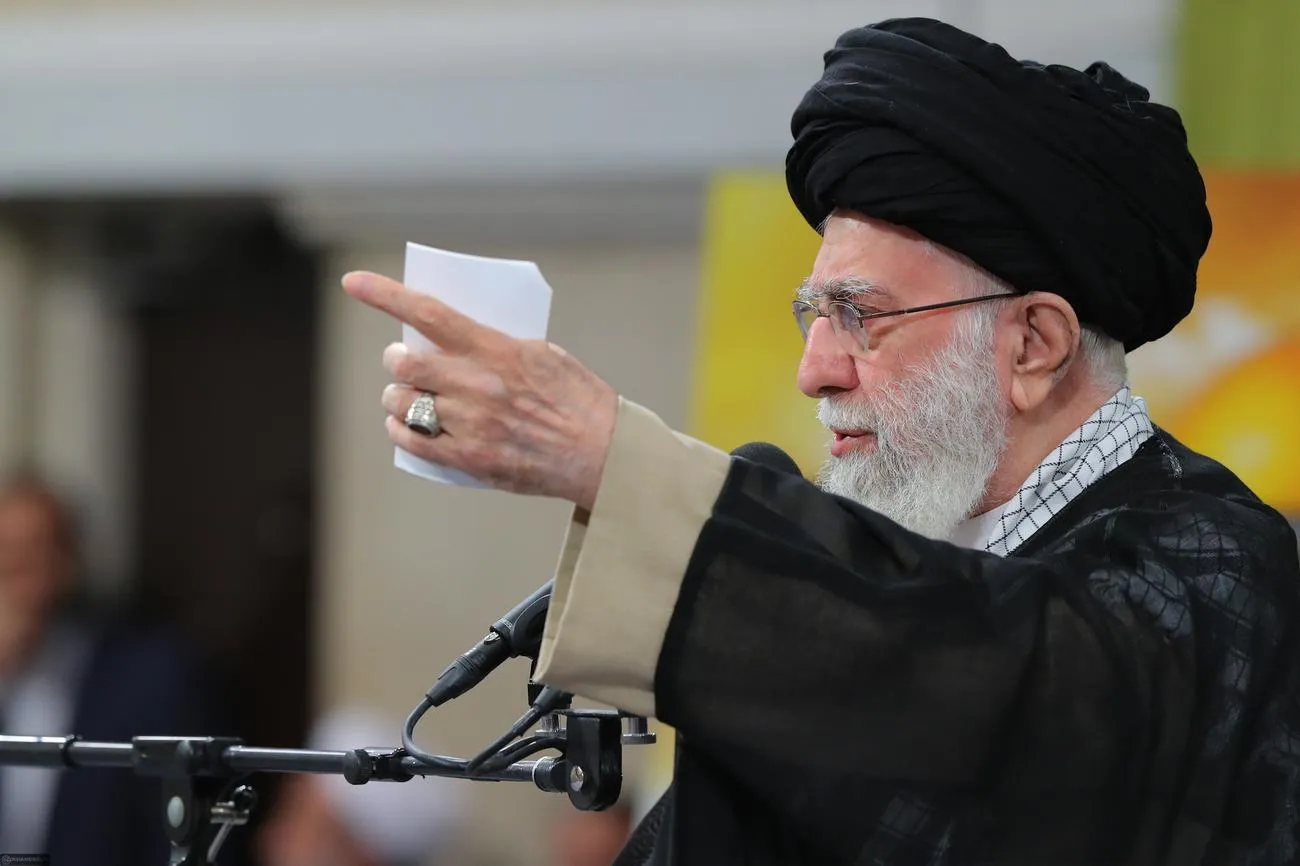 دیدار جمعی از دانشآموزان و دانشجویان با حضرت آیتالله خامنهای رهبر انقلاب اسلامی