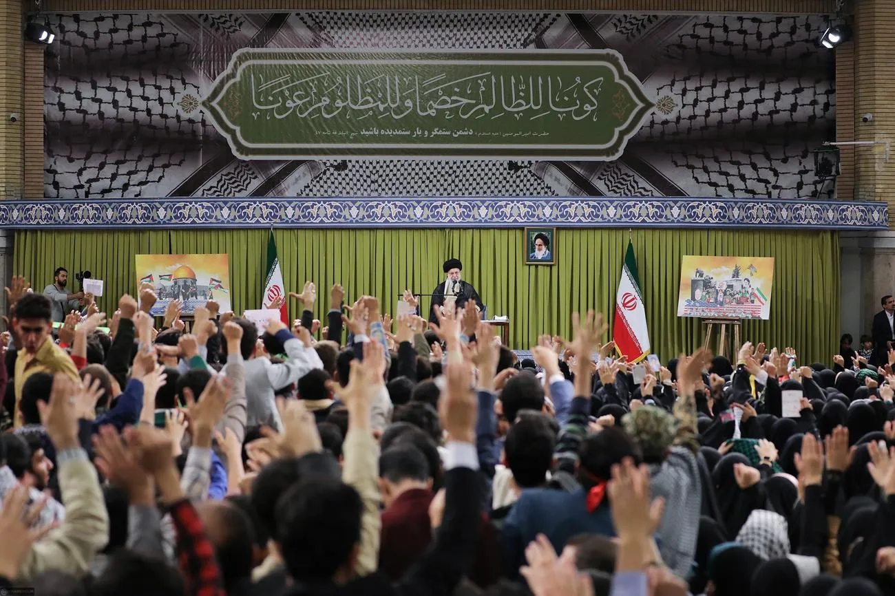 دیدار جمعی از دانشآموزان و دانشجویان با حضرت آیتالله خامنهای رهبر انقلاب اسلامی