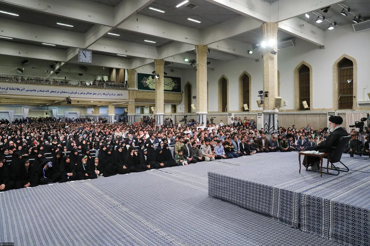 دیدار جمعی از دانشآموزان و دانشجویان با حضرت آیتالله خامنهای رهبر انقلاب اسلامی