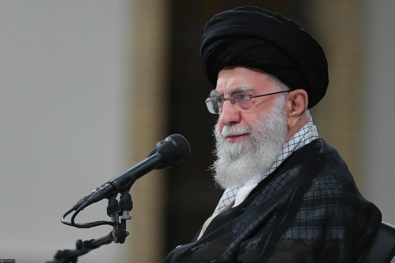 دیدار جمعی از دانشآموزان و دانشجویان با حضرت آیتالله خامنهای رهبر انقلاب اسلامی